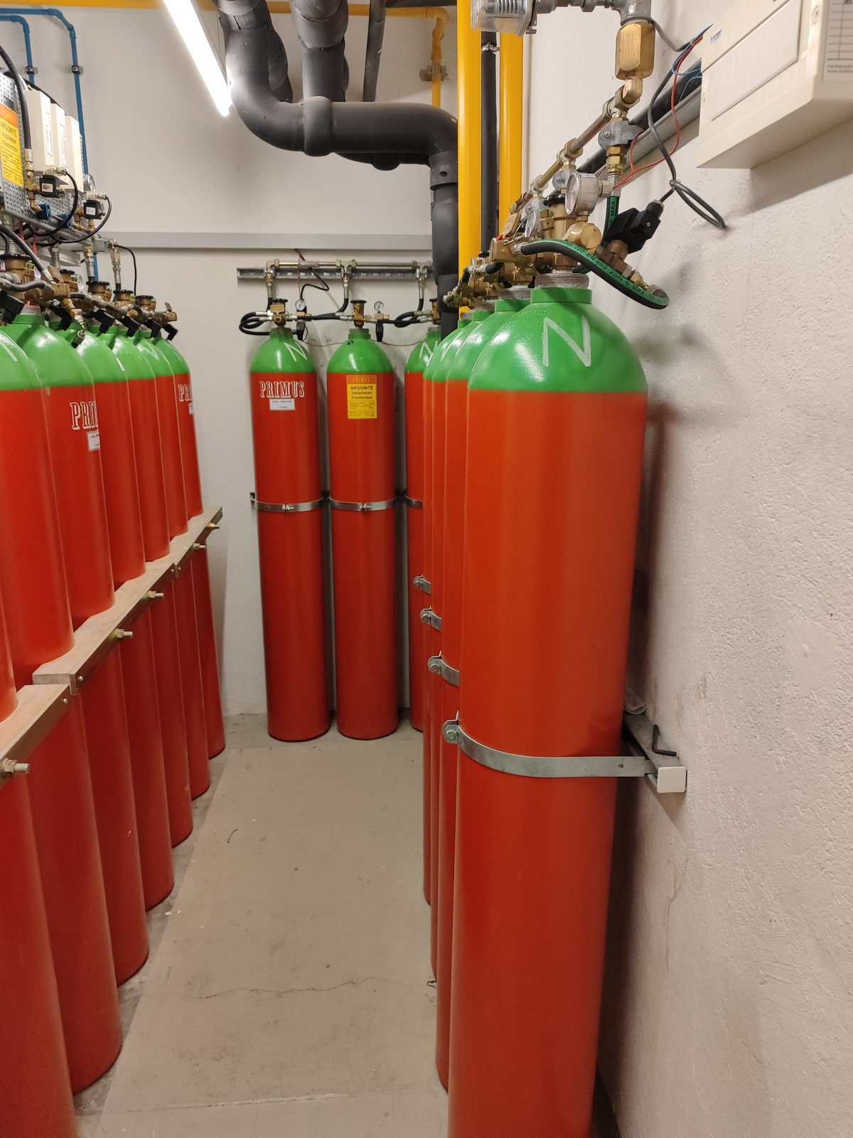 Automatic Argonite suppression installation for the protection of the AlpineDC datacenter rooms